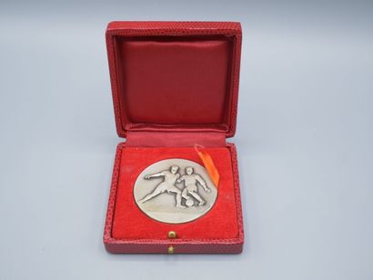 CONTAUX. 

Médaille en métal argenté ornée...