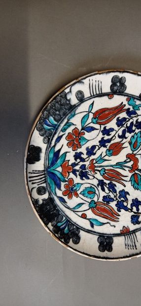 IZNIC, dans le style de.

Assiettes en céramique...