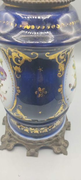 BAYEUX

Lampe à pétrole en porcelaine bleu...