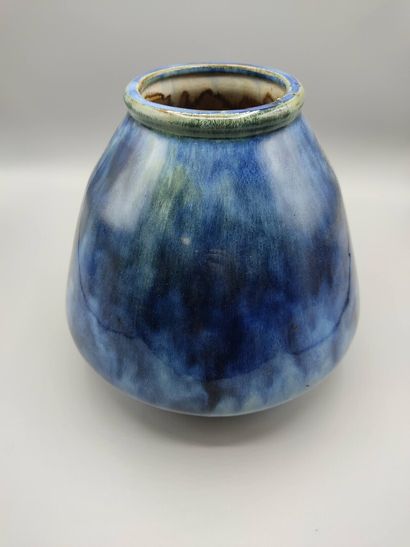 Desvres

Vase piriforme en grès émaillé bleu.

Cachet...