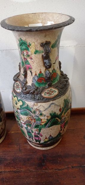 NANKIN.

Paire de vases balustre en céramique...