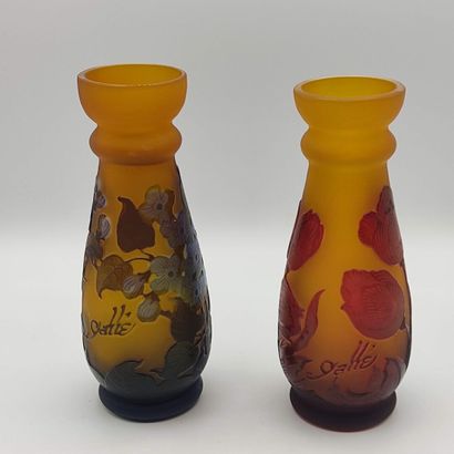 GALLE, Dans le goût de.

Deux vases de forme...