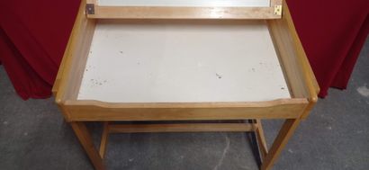 Bureau d écolier en bois naturel.

Travail...