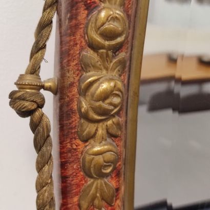 Miroir de forme oblongue patinée façon bois.

Décor...