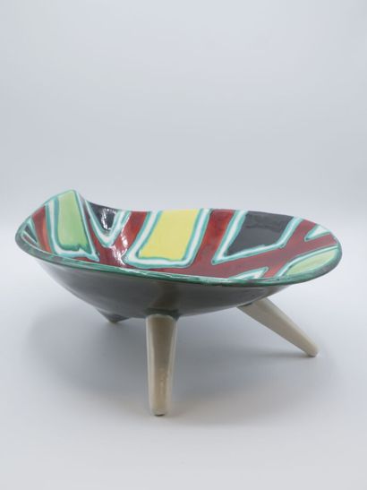 Coupe mouvementée en faience polychrome.

Pose...
