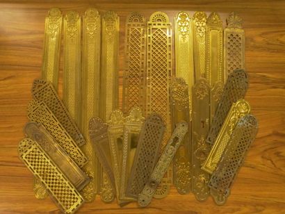 Lot de 25 plaques de propreté en laiton ajouré.

H:...