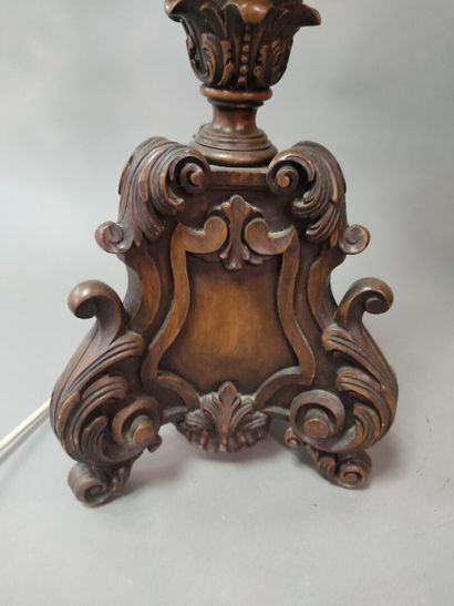 Pique-cierge monté en lampe en bois tourné...