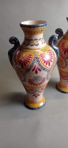Henriot QUIMPER.

Paire de vases en faïence...
