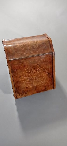 Charbonnière en noyer et placage de noyer.

Elle...