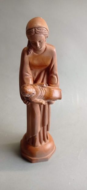 Sujet en bois sculpté figurant la Vierge...
