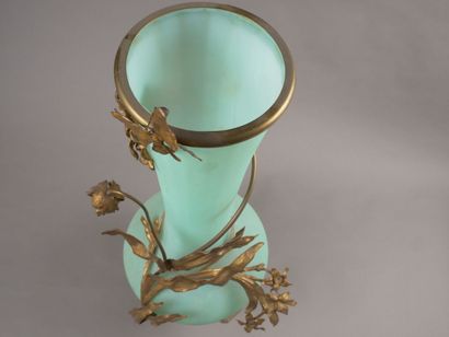 Important vase balustre en verre givré vert.

Monture...