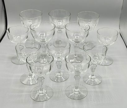 Service de verre à pieds en cristal.

Il...