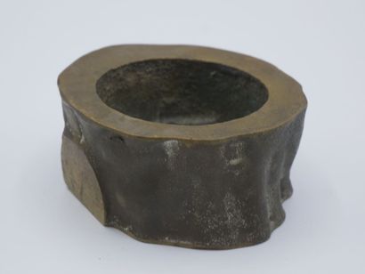 Petit cendrier en bronze figurant une souche...