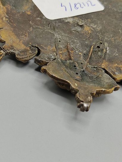 Plaque en métal doré à décor en plein des...