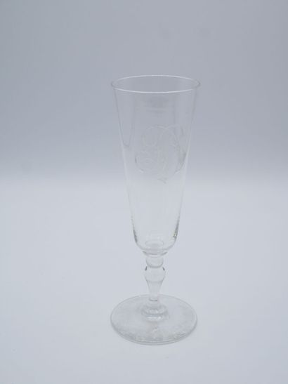 21 flutes en cristal monogrammées 