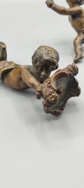 Deux éléments décoratifs figurant des angelots.

L'un...