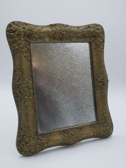 Petit miroir sur pied.

Entourage en bronze...