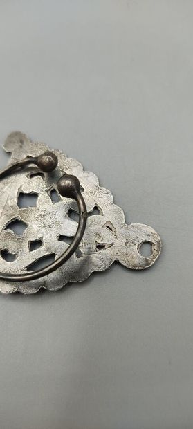 Fibule en argent? 

Poinçons illisibles.

Poids:...