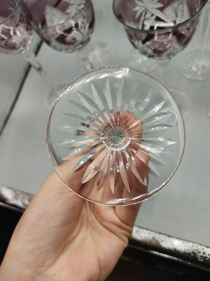 12 verres à pieds en cristal taillé de couleur...