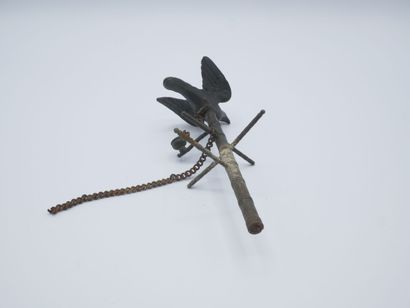 Pied de lampe en bronze à décor d'un griffon.

Fin...