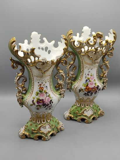 Paire de vases de forme évasée en porcelaine...