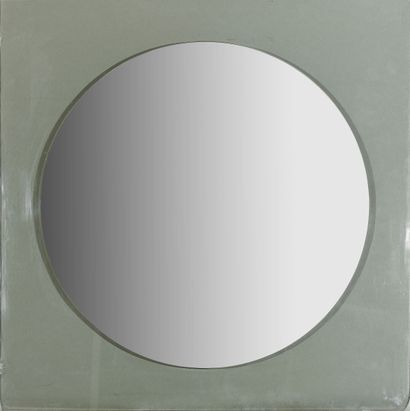 Miroir circulaire sur fond de verre fumé.

Travail...
