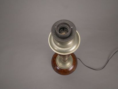 Pied de lampe en bois de loupe.

Monture...