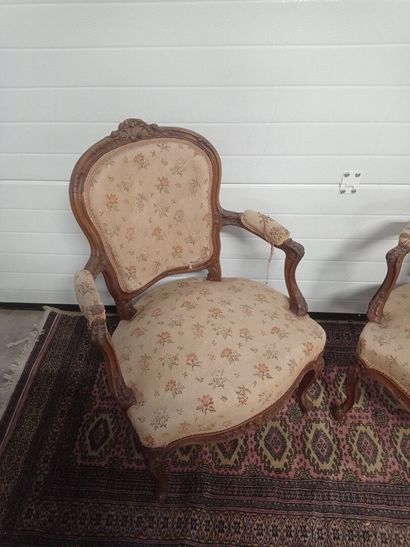 Paire de fauteuils cabriolet en bois naturel.

Dossier...