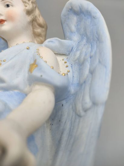 Bénitier figurant un ange. 

Sujet en biscuit...