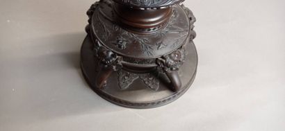 JAPON.

Paire de vases couverts en métal...