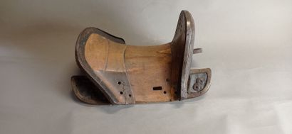 JAPON?

Curieuse selle en bois naturel. 

Pommeau...