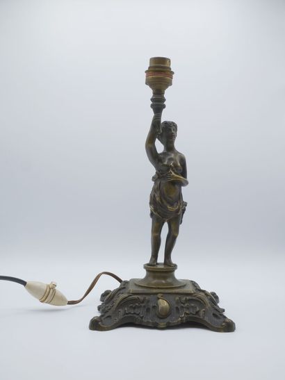 Pied de lampe en bronze figurant une femme...