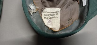 Réunion de casquettes allemandes en tissu...