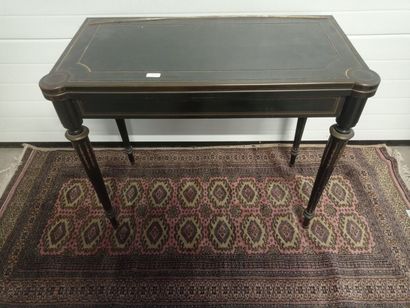 Table à jeu en bois noirci.

Plateau en portefeuille.

Epoque...