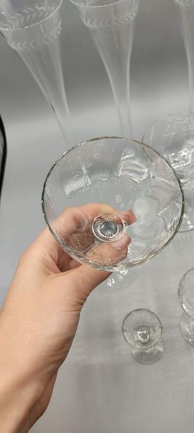 Service de verre à pieds en cristal.

Il...