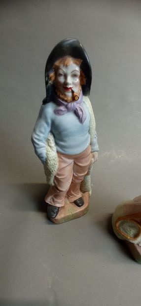 Paire de bouteilles en porcelaine figurant...
