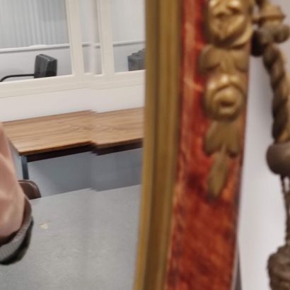 Miroir de forme oblongue patinée façon bois.

Décor...