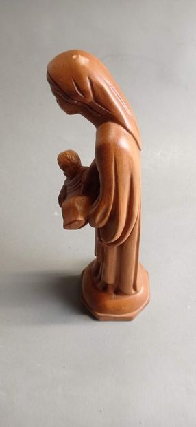 Sujet en bois sculpté figurant la Vierge...