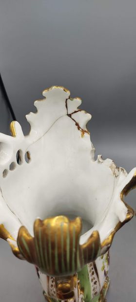 Paire de vases de forme évasée en porcelaine...