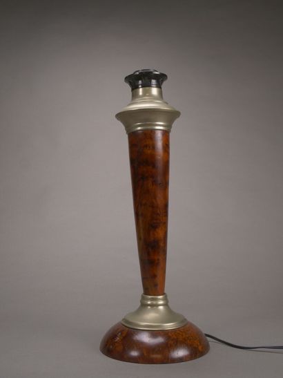 Pied de lampe en bois de loupe.

Monture...