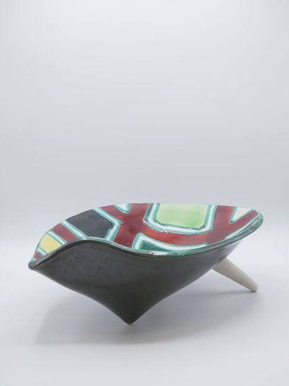 Coupe mouvementée en faience polychrome.

Pose...