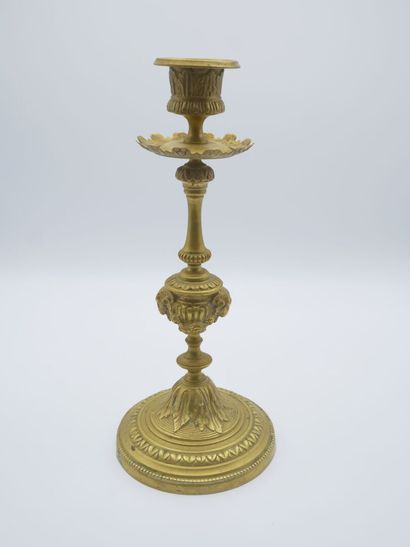Paire de chandeliers en bronze doré et ciselé.

Fût...