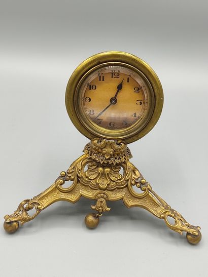 Deux petites pendulettes en laiton et métal...