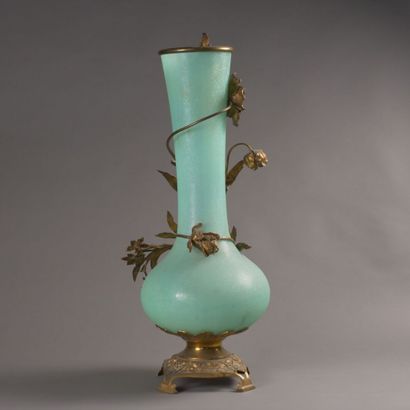 Important vase balustre en verre givré vert.

Monture...