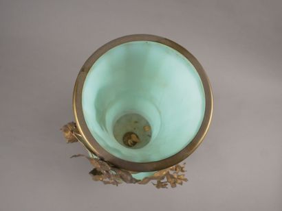 Important vase balustre en verre givré vert.

Monture...