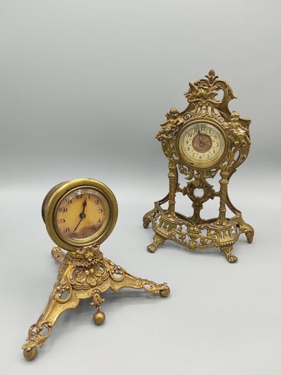 Deux petites pendulettes en laiton et métal...