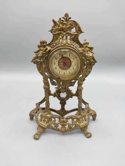 Deux petites pendulettes en laiton et métal...