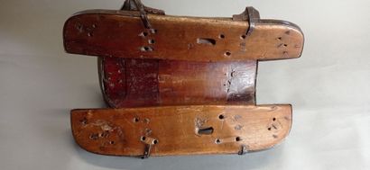 JAPON?

Curieuse selle en bois naturel. 

Pommeau...