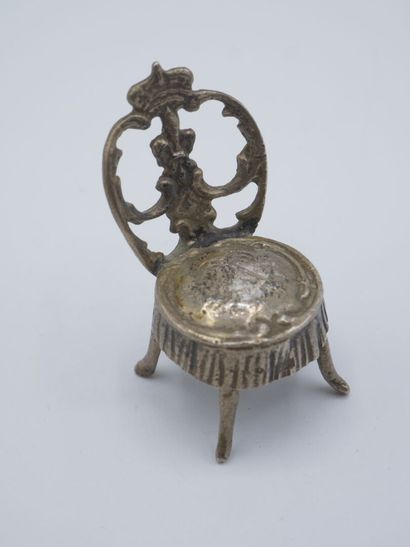 Fauteuil miniature en argent au dossier avec...