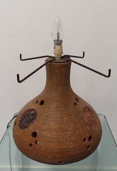 ACCOLAY.

Lampe en céramique brune à décor...